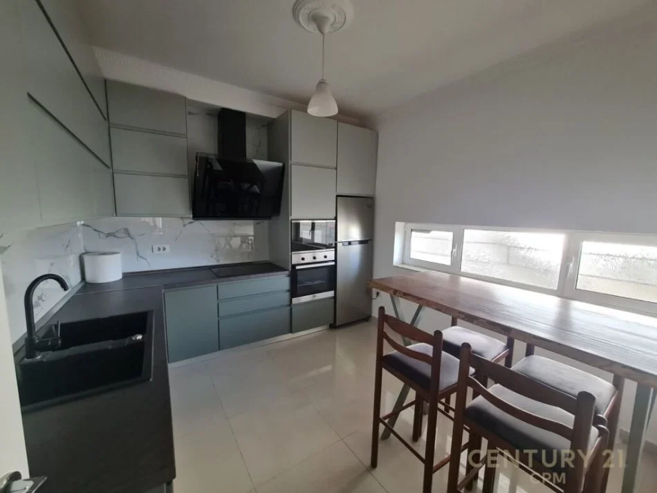 Tirane, jepet me qera apartament 1+1 Kati 2, 127 m² 800 € (kopeshti zoologjik)