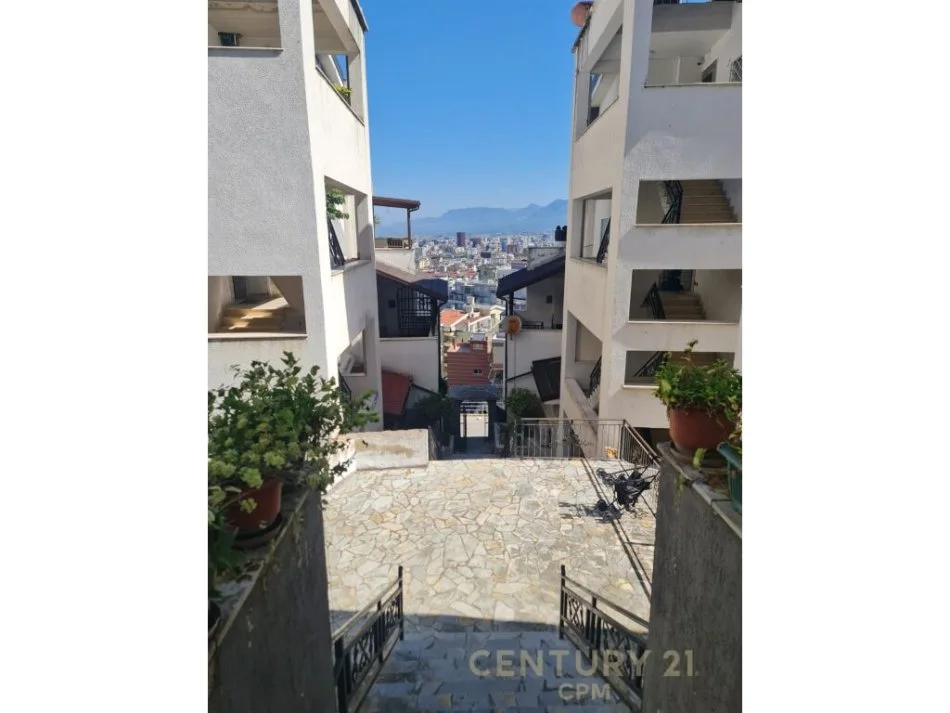Tirane, jepet me qera apartament 1+1 Kati 2, 127 m² 800 € (kopeshti zoologjik)