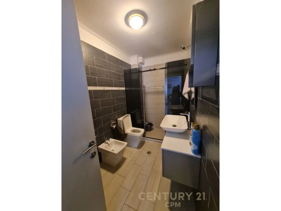 Tirane, jepet me qera apartament 1+1 Kati 2, 127 m² 800 € (kopeshti zoologjik)