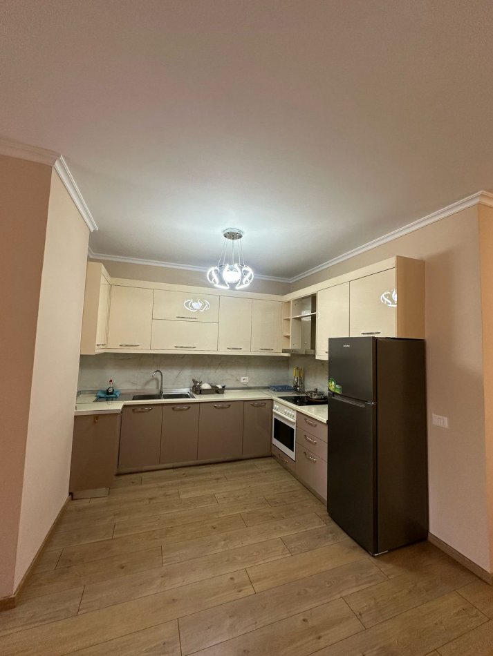 Tirane, jepet me qera apartament 2+1 Kati 2, 122 m² 900 € (prane Pavarottit)