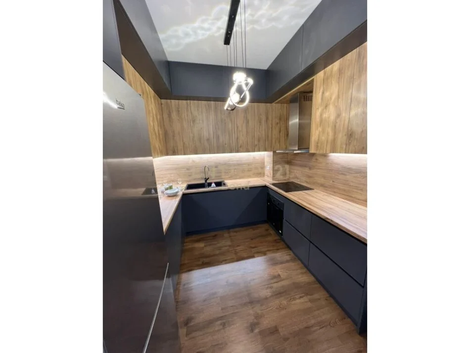 Tirane, jepet me qera apartament 1+1+Ballkon Kati 6, 65 m² (e barrikadave)