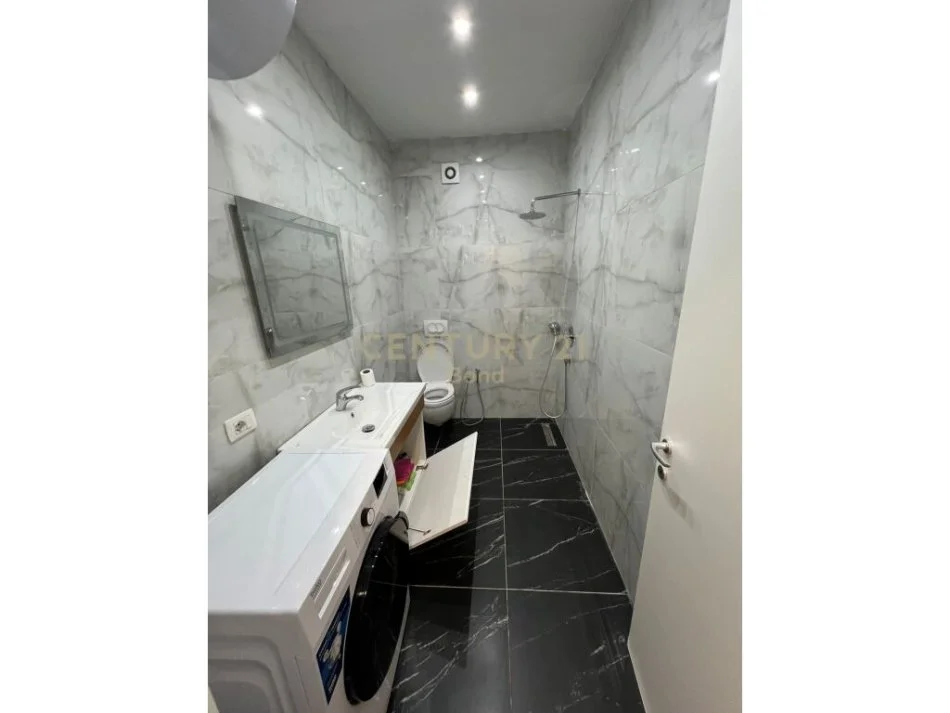 Tirane, jepet me qera apartament 1+1+Ballkon Kati 6, 65 m² (e barrikadave)