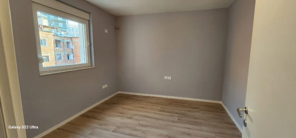 Tirane, jepet me qera apartament 2+1+Ballkon Kati 4, 90 m² 500 € (Pazari i Ri)