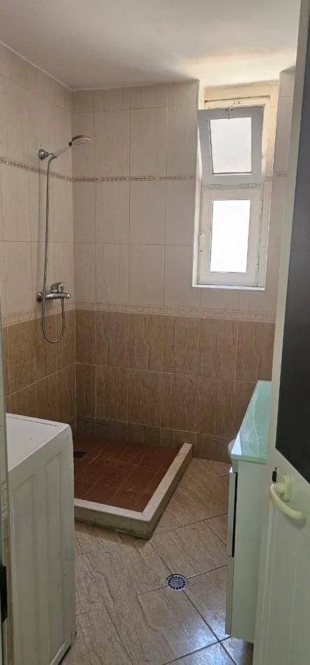 Tirane, jepet me qera apartament 1+1+Ballkon Kati 2, 70 m² 550 € 