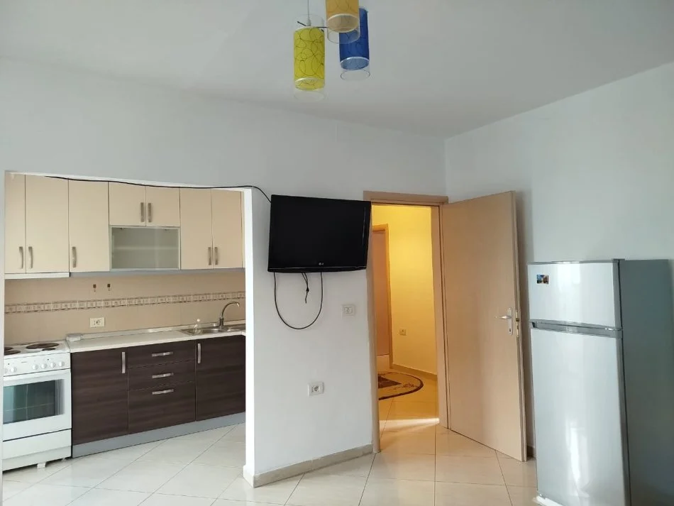 Tirane, jepet me qera apartament 1+1 Kati 3, 400 € (Tek Shkolla 1 Maj)