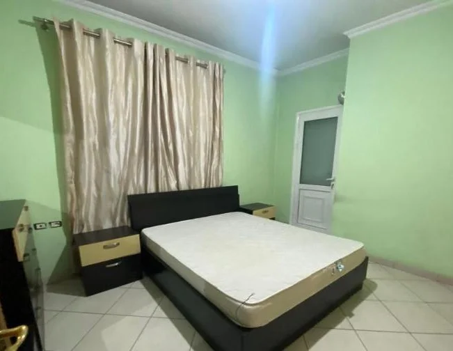 Tirane, jepet me qera apartament 3+1+Ballkon Kati 2, 152 m² 600 € (afer Shkolles Marin Barleti)