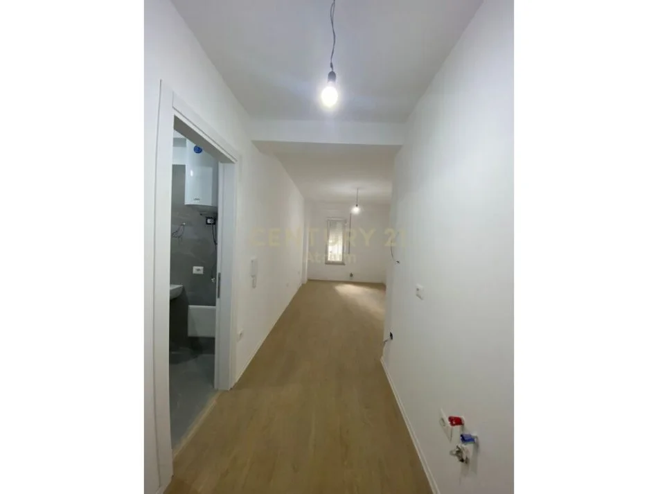 Tirane, jepet me qera apartament 1+1 , 52 m² 500 € (qytet studenti)