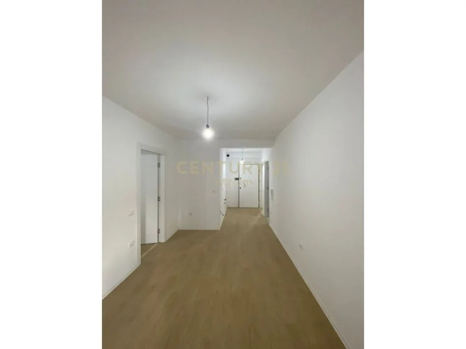 Tirane, jepet me qera apartament 1+1 , 52 m² 500 € (qytet studenti)