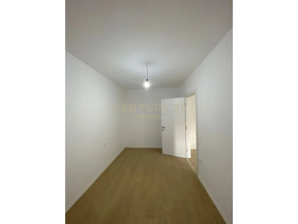 Tirane, jepet me qera apartament 1+1 , 52 m² 500 € (qytet studenti)