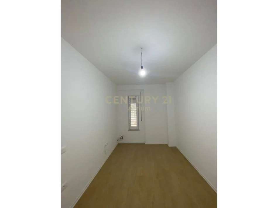 Tirane, jepet me qera apartament 1+1 , 52 m² 500 € (qytet studenti)