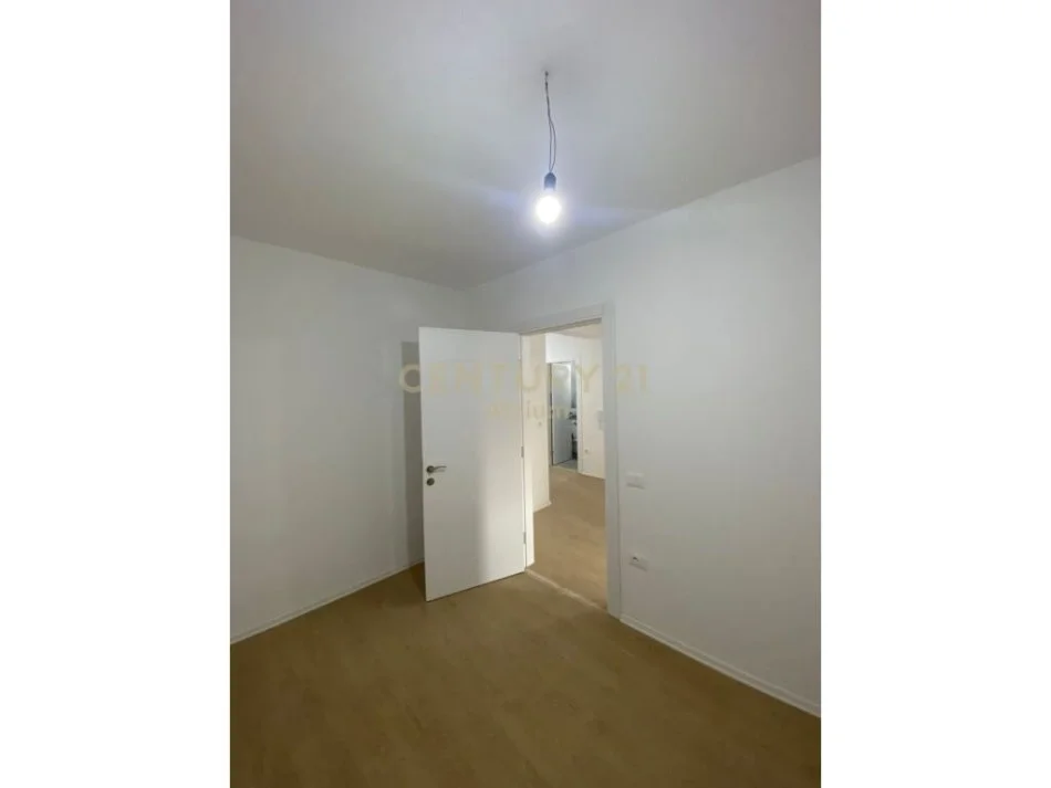 Tirane, jepet me qera apartament 1+1 , 52 m² 500 € (qytet studenti)
