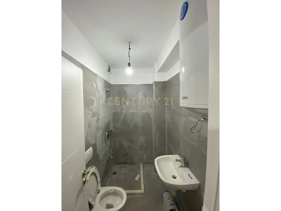 Tirane, jepet me qera apartament 1+1 , 52 m² 500 € (qytet studenti)