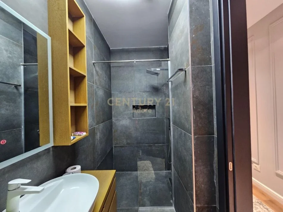 Tirane, jepet me qera apartament 2+1 Kati 4, 106 m² 1.500 € (teg)