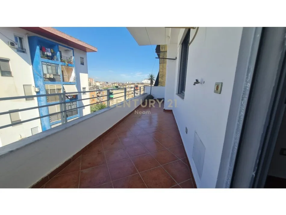 Tirane, jepet me qera apartament 2+1 Kati 5, 120 m² 500 € (Brryl)