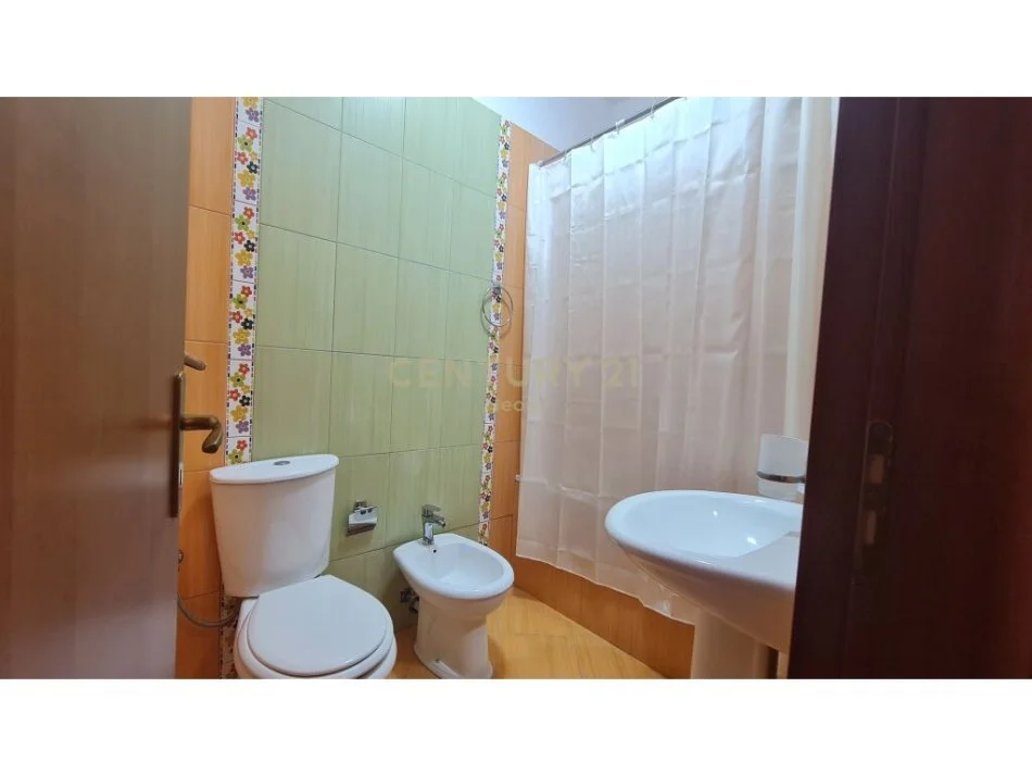 Tirane, jepet me qera apartament 2+1 Kati 5, 120 m² 500 € (Brryl)