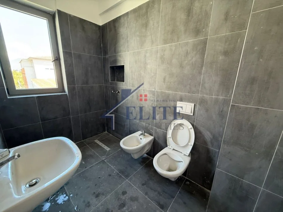 Tirane, jepet me qera apartament 2+1+Ballkon Kati 3, 120 m² 800 € (Ish Fusha e Aviacionit)