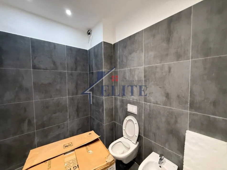 Tirane, jepet me qera apartament 2+1+Ballkon Kati 3, 120 m² 800 € (Ish Fusha e Aviacionit)