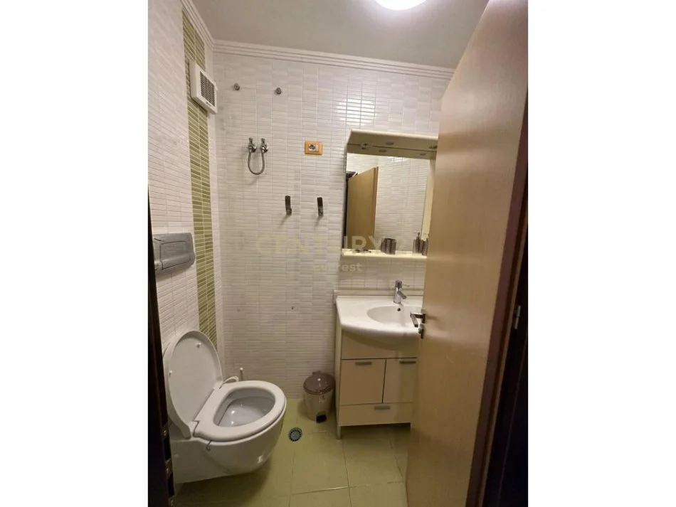 Tirane, jepet me qera apartament 2+1 Kati 4, 105 m² 850 € (liqen thate)