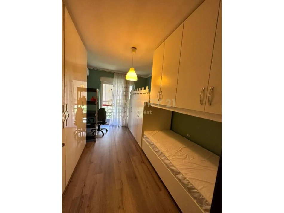 Tirane, jepet me qera apartament 2+1 Kati 4, 105 m² 850 € (liqen thate)