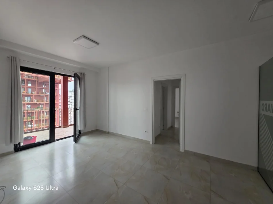 Tirane, jepet me qera zyre Kati 8, 110 m² 1.000 € 