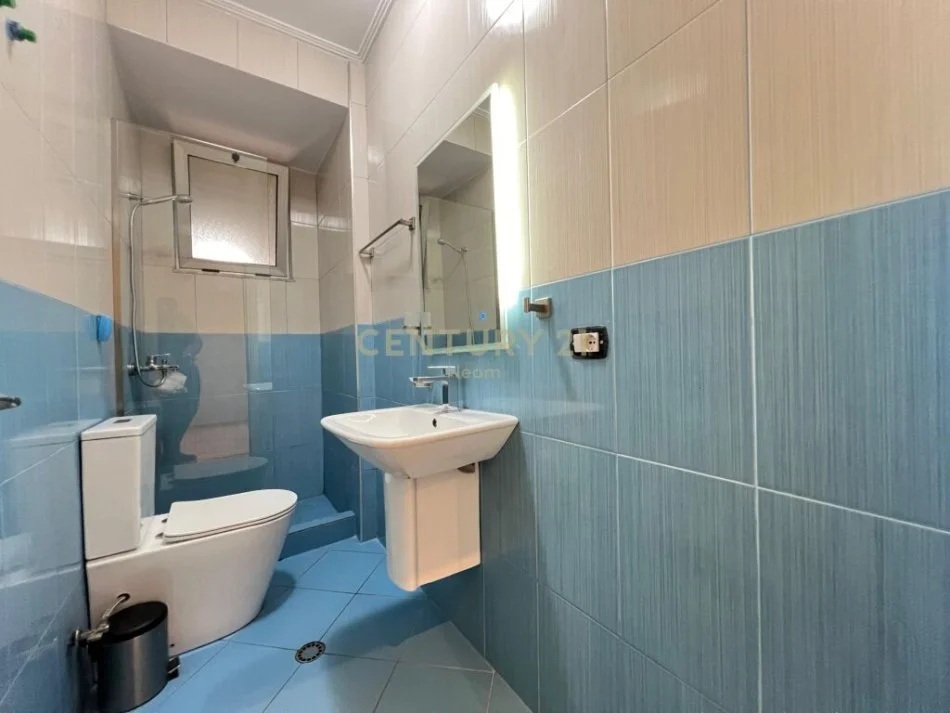 Tirane, jepet me qera apartament 2+1 Kati 10, 90 m² 700 € (Komuna e Parisit)