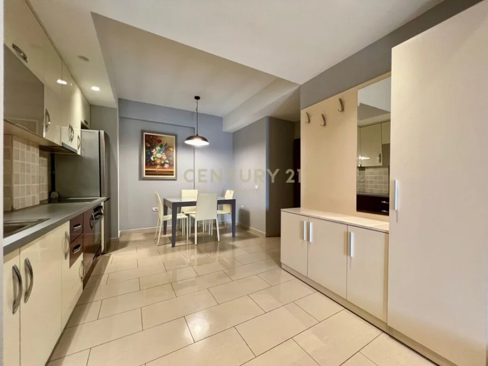 Tirane, jepet me qera apartament 2+1 Kati 10, 90 m² 700 € (Komuna e Parisit)