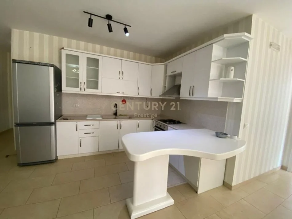 Tirane, jepet me qera apartament 2+1 , 100 m² 700 € (lion park)