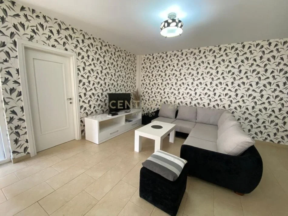 Tirane, jepet me qera apartament 2+1 , 100 m² 700 € (lion park)