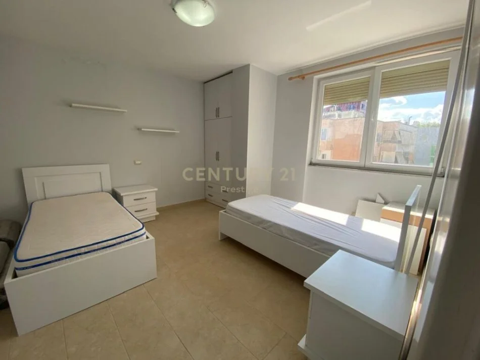 Tirane, jepet me qera apartament 2+1 , 100 m² 700 € (lion park)