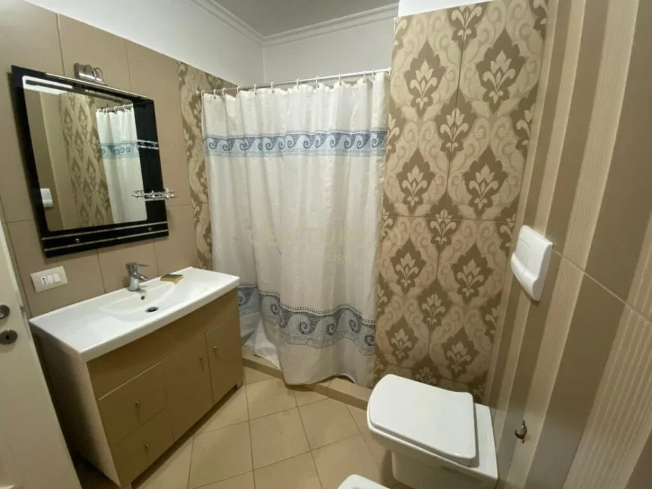 Tirane, jepet me qera apartament 2+1 , 100 m² 700 € (lion park)