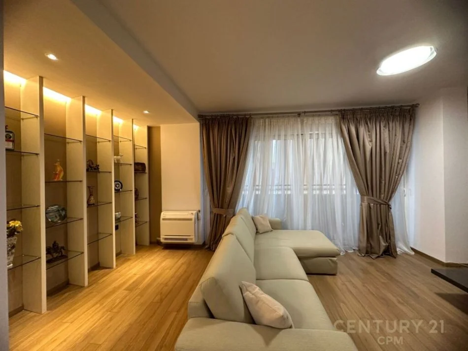Tirane, jepet me qera apartament 1+1 Kati 10, 700 m² 700 € (petro nin)