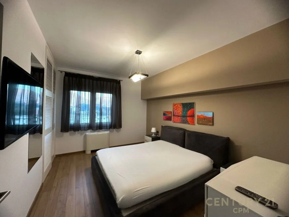 Tirane, jepet me qera apartament 1+1 Kati 10, 700 m² 700 € (petro nin)