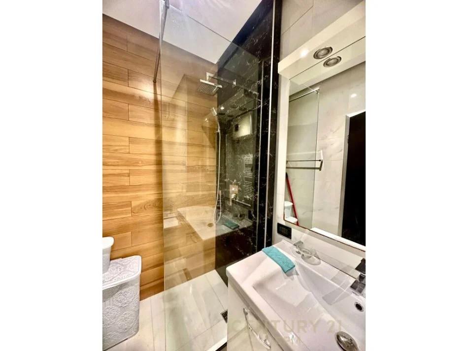 Tirane, jepet me qera apartament 1+1 Kati 10, 700 m² 700 € (petro nin)