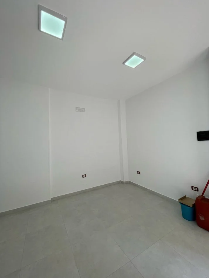 Durres, jepet me qera dyqan Kati 0, 20 m² 300 € (Durres)