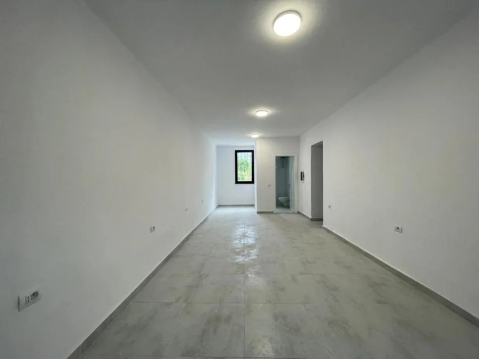 Tirane, jepet me qera Kati 0, 70 m² 800 € (Stadiumi Dinamo)