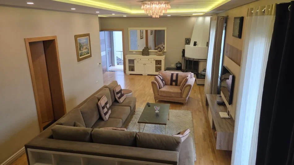 Tirane, jepet me qera apartament duplex 2+1 , 240 m² 1.000 € (Rruga Jordan Misja)