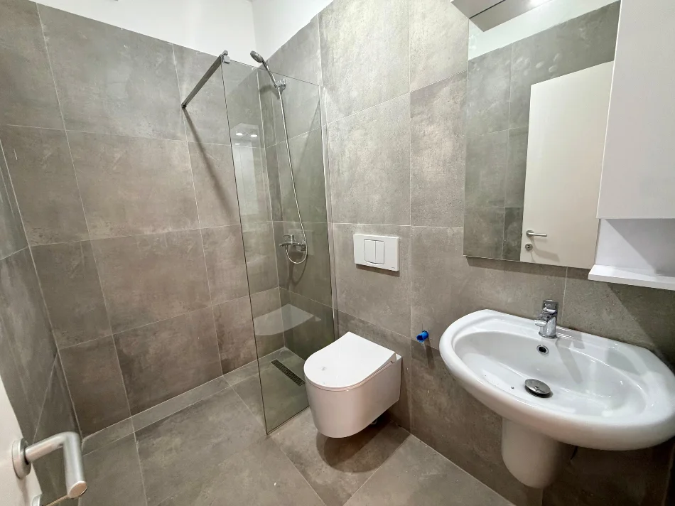 Tirane, jepet me qera apartament 2+1+Ballkon Kati 4, 95 m² 600 € (ish dogana)