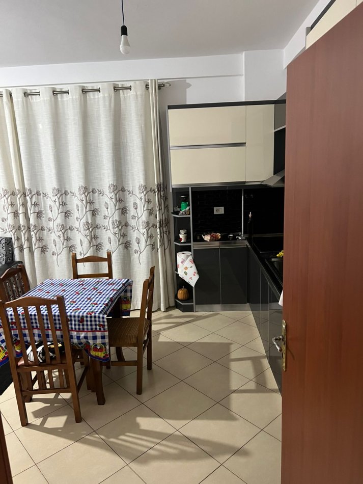 Tirane, jepet me qera apartament 1+1 Kati 1, 70 m² 400 € (Fresku)
