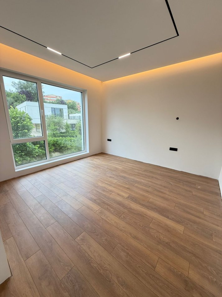 Tirane, jepet me qera Vile 4+1 Kati 1, 800 m² 4.000 € (liqeni i thate)