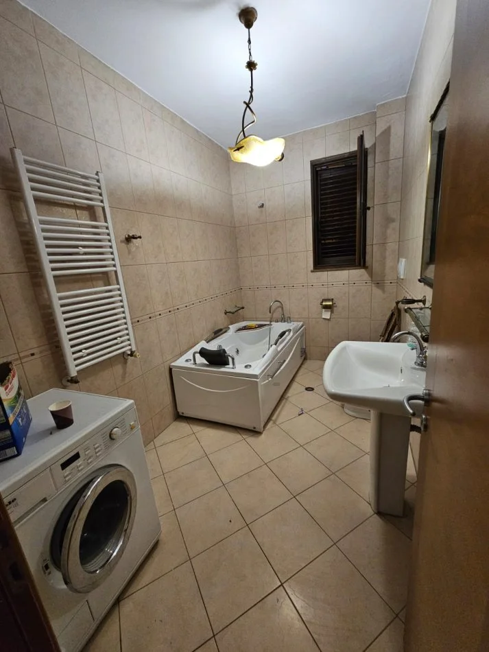 Tirane, jepet me qera apartament 3+1+Ballkon Kati 1, 130 m² 750 € 