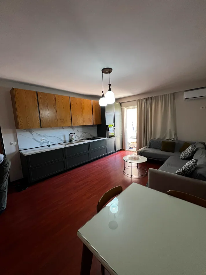 Tirane, jepet me qera apartament 1+1+Ballkon Kati 8, 110 m² 600 € (Rruga e Barrikadave)
