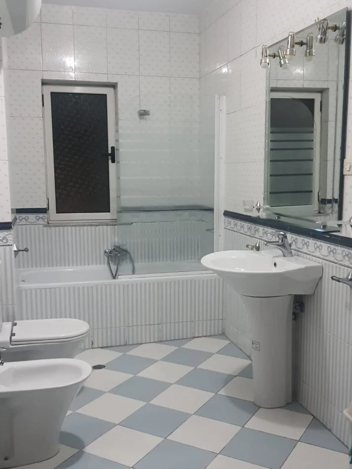 Tirane, jepet me qera apartament+verande | Penthouse 4+1 Kati 11, 252 m² 1.300 € (Shkolla 11 janari)