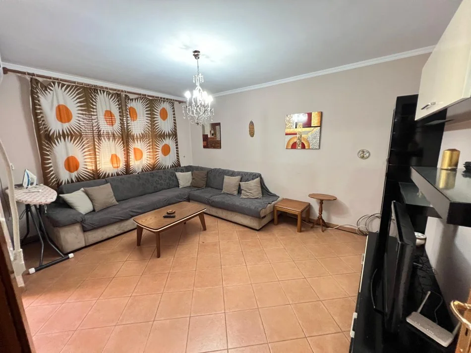 Tirane, jepet me qera apartament 1+1+Ballkon Kati 5, 56 m² 350 € (Rruga Sadik Petrela, Prane Ish Venu)