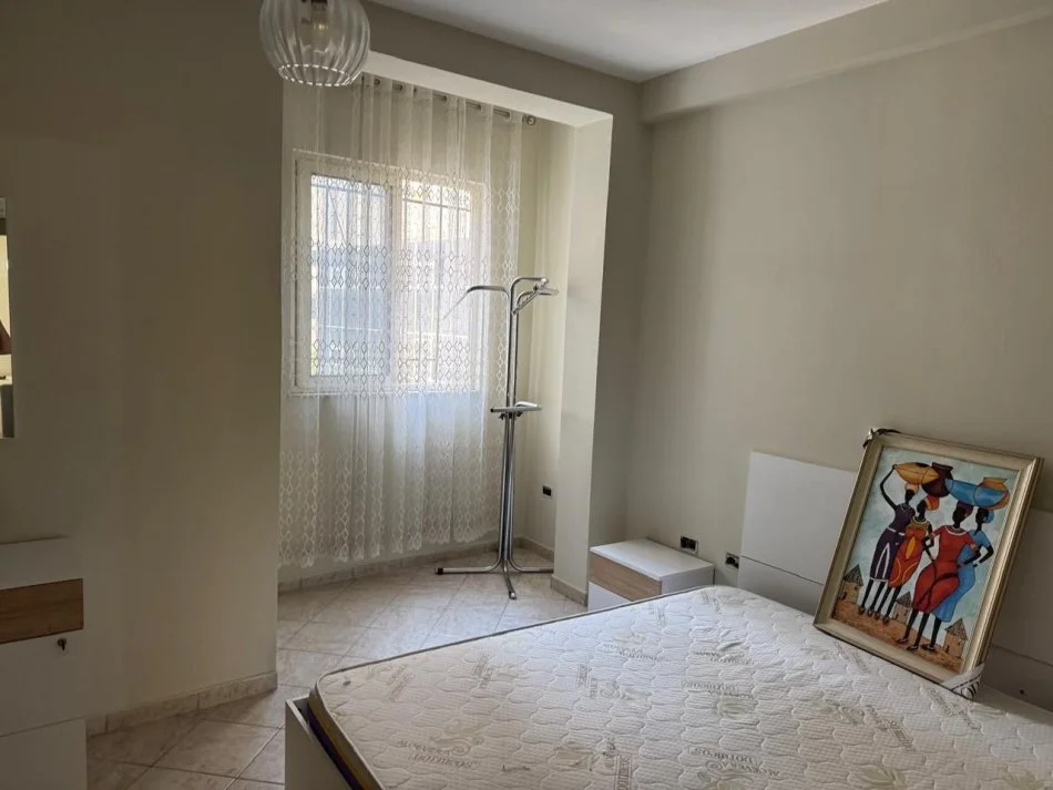 Tirane, jepet me qera apartament duplex 1+1 Kati 3, 500 € (Rruga e kavajes)