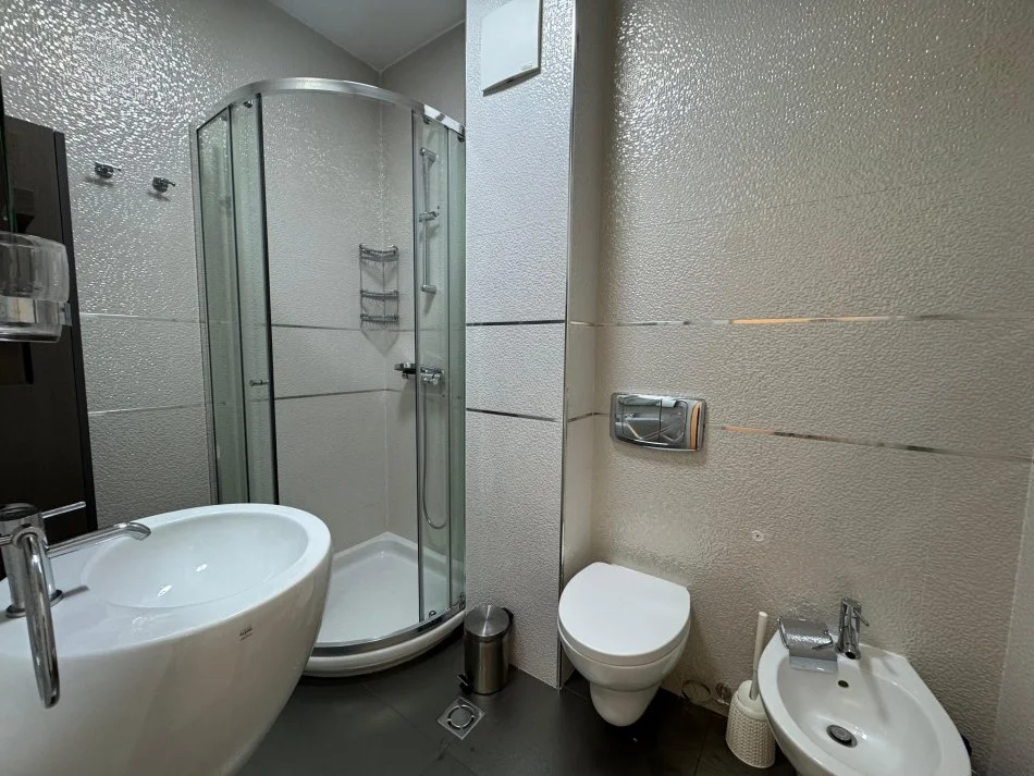 Tirane, jepet me qera apartament 1+1 Kati 7, 123 m² 1600 € (blloku)