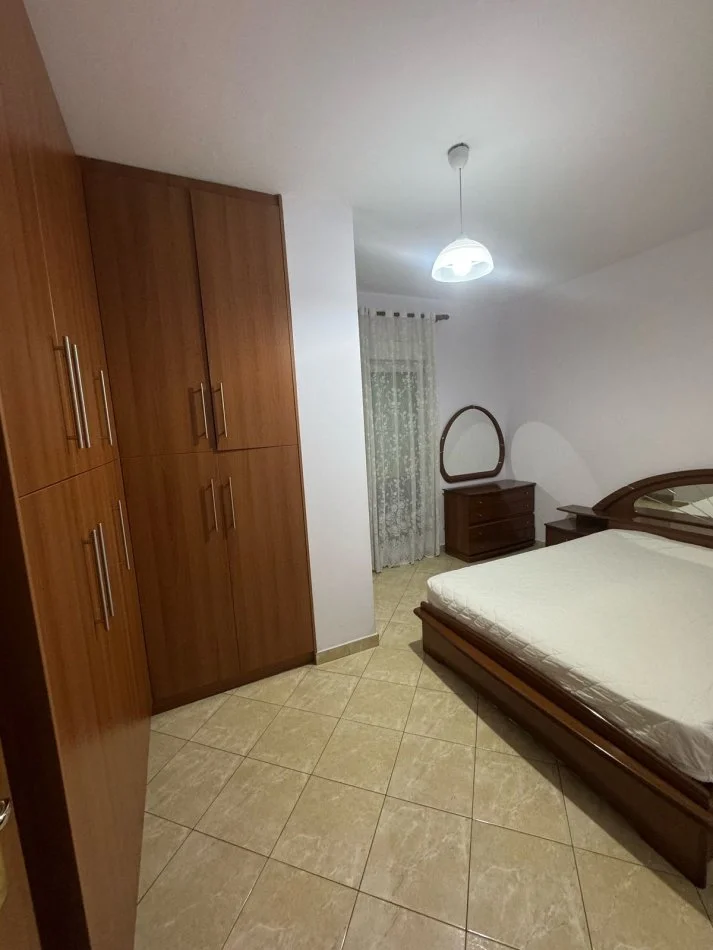 Tirane, jepet me qera apartament 1+1+Ballkon Kati 5, 70 m² 450 € (rruga Don Bosko)