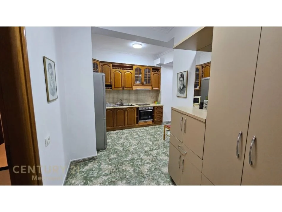 Tirane, jepet me qera apartament 1+1 Kati 4, 78 m² 500 € (myslym shyr)