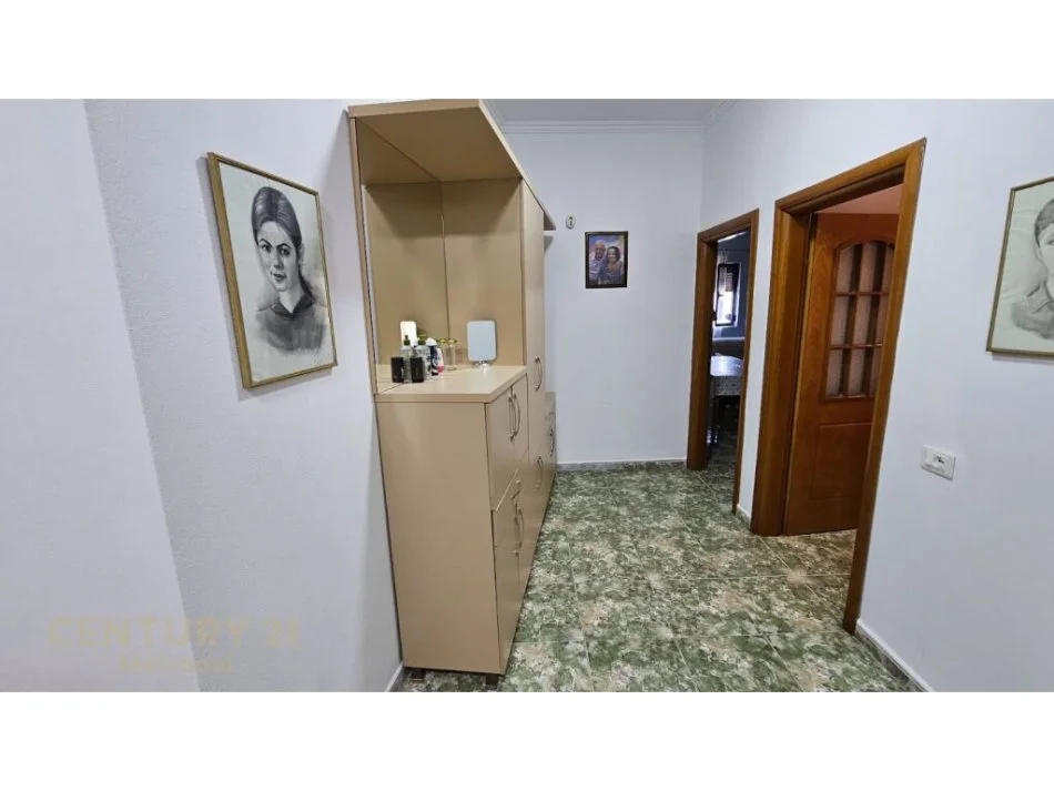 Tirane, jepet me qera apartament 1+1 Kati 4, 78 m² 500 € (myslym shyr)