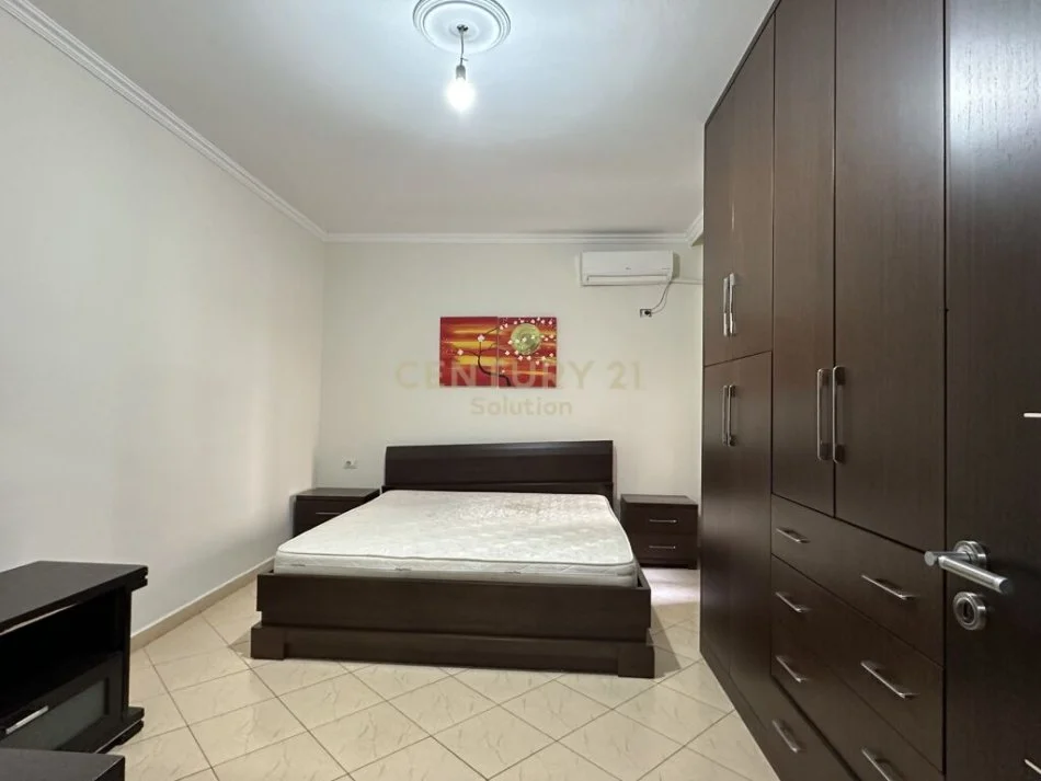 Tirane, jepet me qera apartament 3+1 Kati 1, 130 m² 400 € (fresk)