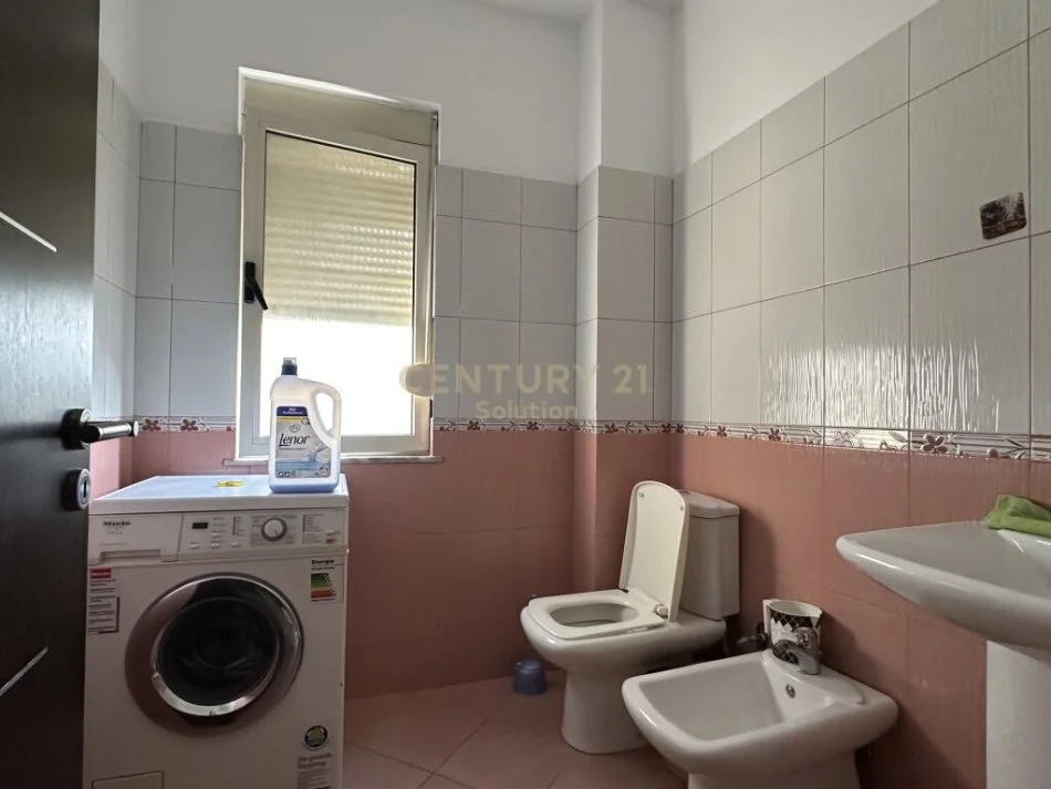 Tirane, jepet me qera apartament 3+1 Kati 1, 130 m² 400 € (fresk)